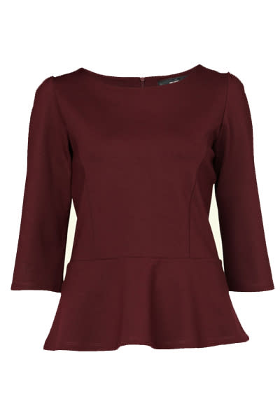 Ein Basic, das diese Saison in keinem Kleiderschrank fehlen darf: Simples Shirt mit Schößchen in Bordeaux. Wirkt auch in Offwhite oder Schwarz sehr elegant. (ca. 49,95 Euri bei hallhuber.com/de)