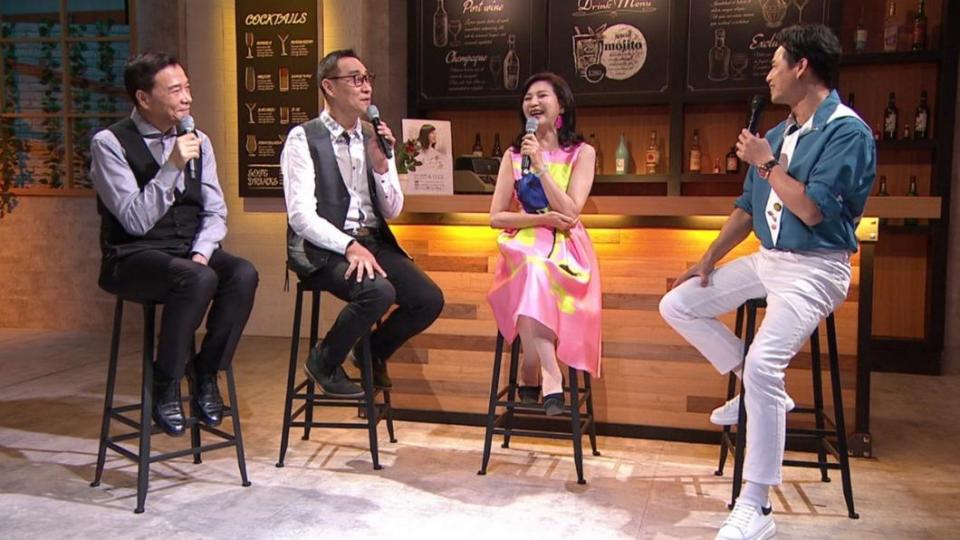 民歌手李明德（左起）、王瑞瑜、小百合與主持人陳國華在節目上暢聊。（圖／年代提供）