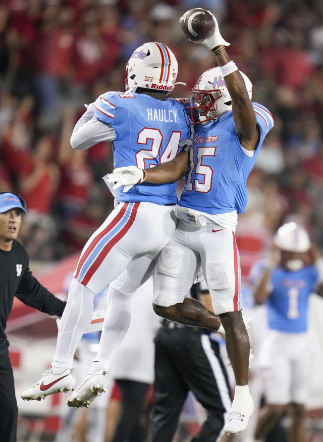 Donovan Smith throws 2 TD passes, Houston holds off UTSA 17-14