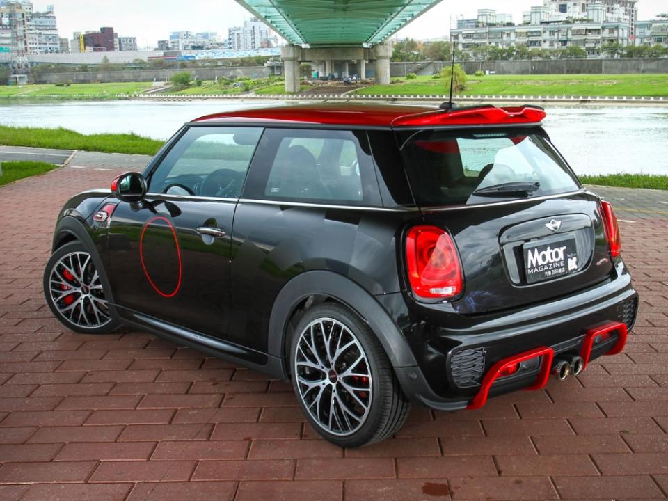 在全新的MINI John Cooper Works推出後，全球一直處於缺車的情況，但MINI台灣總代理汎德卻向原廠爭取到40輛配額於今年販售，其中30輛為大家所熟悉的自排版本，另外10輛為稀有的六速手排版本，這回百科試車組將要試駕的就是那稀有的手排版！