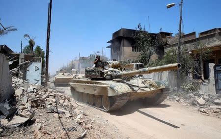 Iraqi military tanks advance towards the Islamic State-held Old City in western Mosul, Iraq June 18, 2017. REUTERS/Erik De Castro