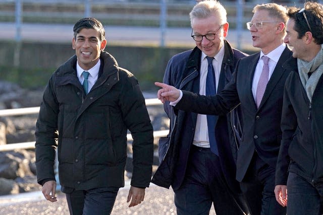 Le Premier ministre, à gauche, et le ministre de la mise à niveau, du logement et des communautés Michael Gove, deuxième à gauche, lors d'une visite à l'Eden Project North à Morecambe, Lancashire 