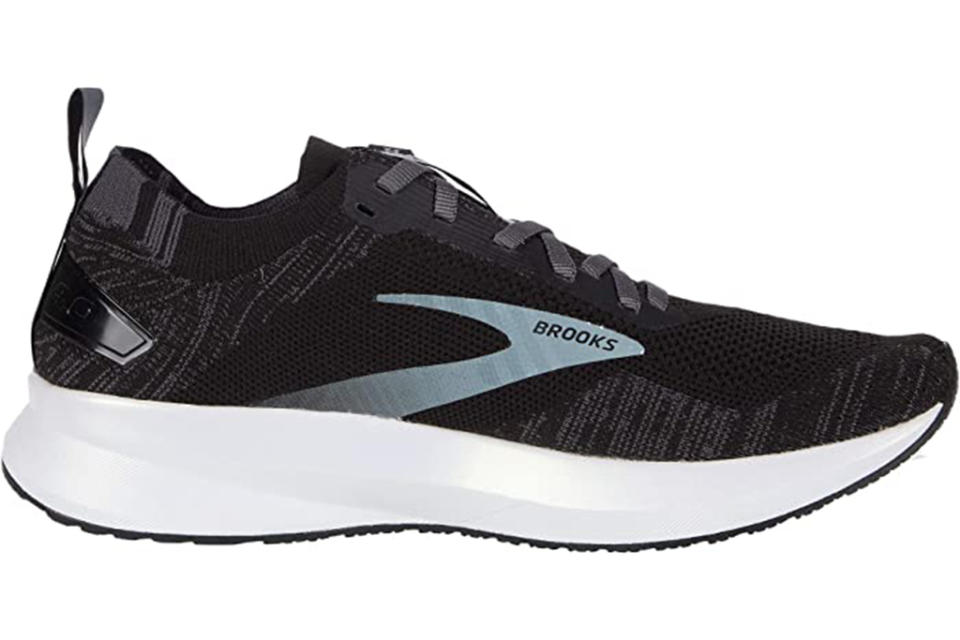 brooks running sneaker, jennifer garner sneakers, brooks levitate 4