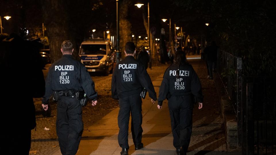 Eine Streife der Bundespolizei kontrolliert in der Nacht in Berlin die Einhaltung der Sperrstunde und der Kontakteinschränkungen.