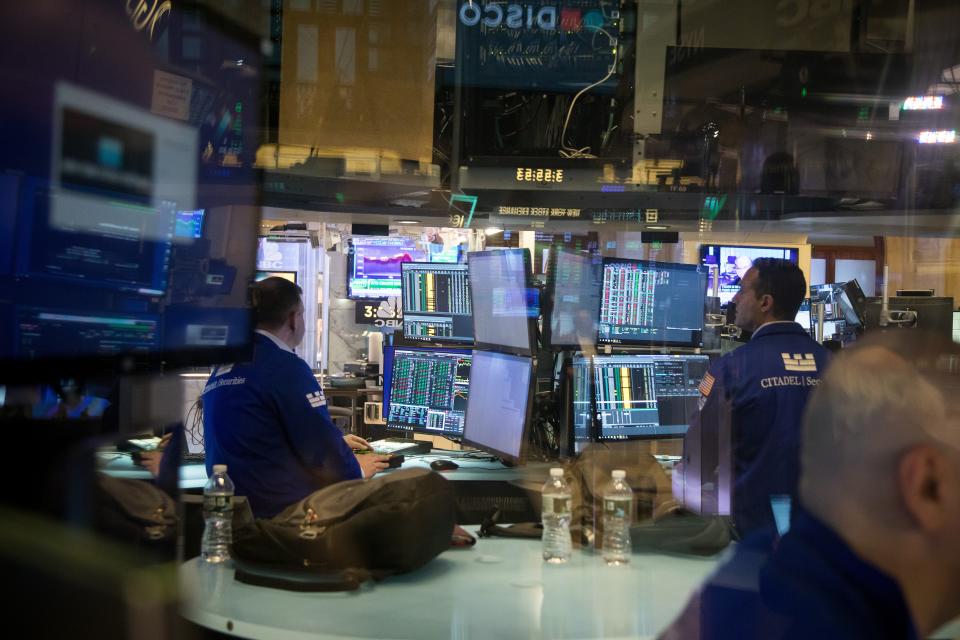 Les commerçants travaillent à la Bourse de New York NYSE à New York, aux États-Unis, le 9 mars 2022. Les actions américaines ont terminé en hausse mercredi. Le Dow a rebondi de 2,00 % à 33 286,25, le S&P 500 a augmenté de 2,57 % à 4 277,88 et le Nasdaq a rallié 3,59% à 13 255,55.  (Photo de Michael Nagle/Xinhua via Getty Images)