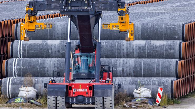 Der Hafen gilt als wichtigster Umschlagplatz für den Bau der Pipeline, der allerdings im Dezember 2019 wegen der US-Sanktionen gestoppt wurde. Foto: dpa