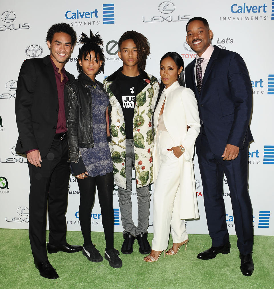 Trey Smith, Willow Smith, Jaden Smith, Jada Pinkett Smith and Will Smith pose together at the EMA Awards on October 22, 2016