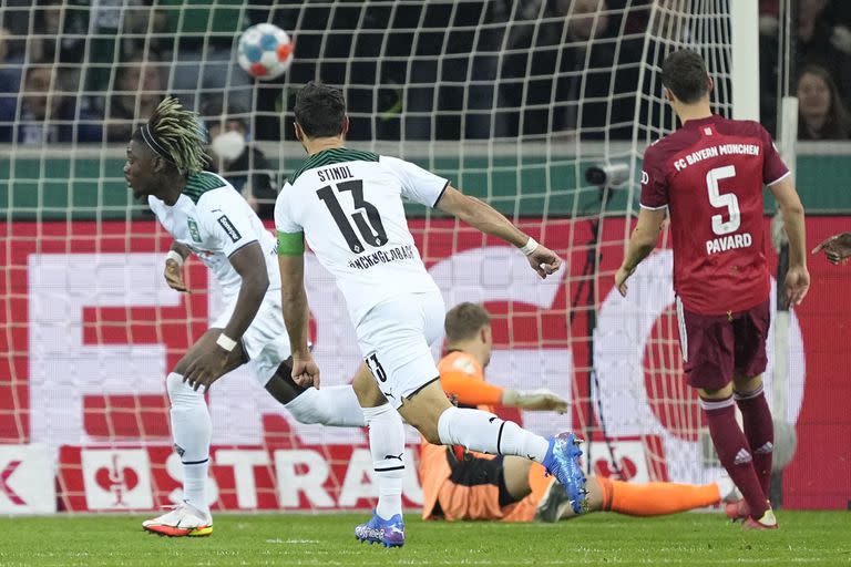 Manu Kone, del Moenchengladbach, celebra el primer gol en la goleada sobre Bayern Munich, que jugó con todos sus titulares