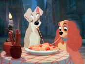 Im Disney-Universum sind sprechende Tiere nichts Besonderes - diese Szene mit zwei Vierbeinern ist aber zum echten Klassiker geworden: Die Spaghetti schlürfenden Hunde Susi (rechts) und Strolch. Schöner könnte es zu einem Kuss beim ersten Date nicht kommen ... (Bild: Disney)