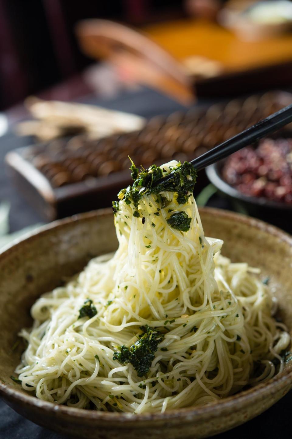 套餐附的「香椿麵線」醬料噴香，椿葉來自南投草屯，皆由店家手工剁製。（40元／單點）