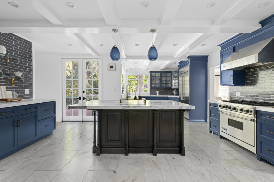 Colonial-Revival Style House - Beverly Hills - Real Estate - Kitchen