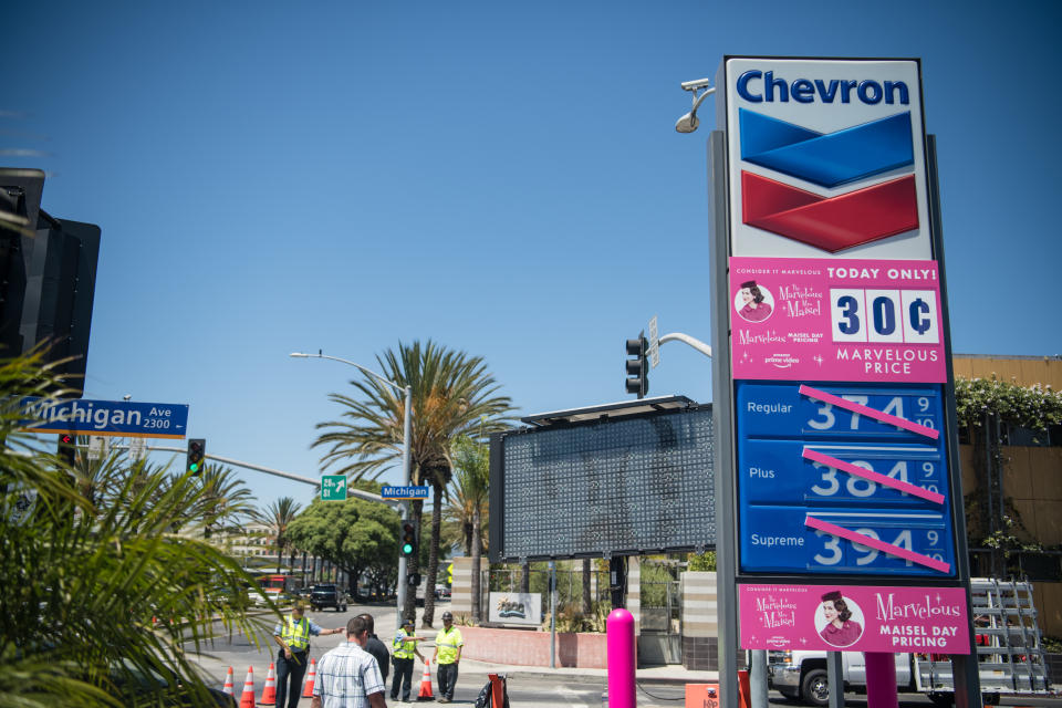 La oferta de gasolina a 30 centavos con motivo del 'Maisel Day' organizado por Amazon fue tan tentadora que la policía tuvo que acudir a poner algo de orden en el caos que se generó en torno a la gasolinera que la ofrecía. (Foto: Morgan Lieberman/Getty Images)