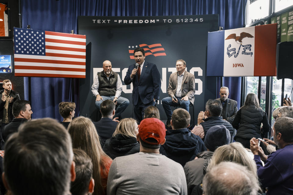 El gobernador de Florida, Ron DeSantis, candidato presidencial republicano, habla durante un mitin de campaña en Grimes, Iowa, el 7 de enero de 2024. (Jordan Gale/The New York Times)
