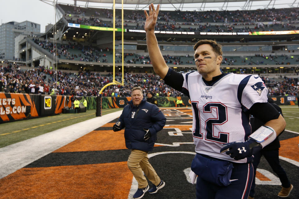 ARCHIVO - En esta foto del 15 de 2019, el quarterback Tom Brady de los Patriots de Nueva Inglaterra de 2019 saluda al público al final de un juego ante los Bengals de Cincinnati. (AP Foto/Frank Victores, archivo)