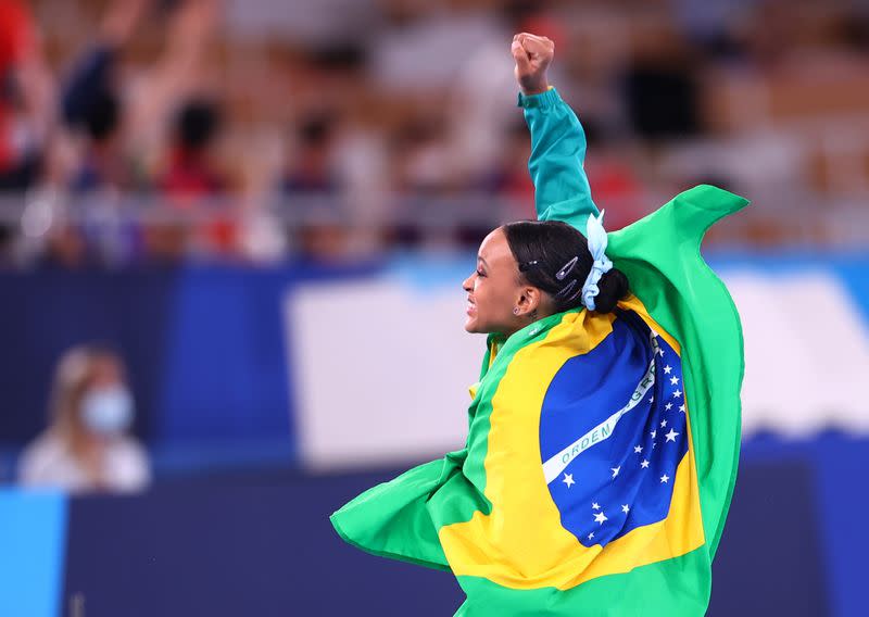 Foto del domingo de la gimnasta brasileña Rebeca Andrade celebrando tras ganar el oro en la final de salto