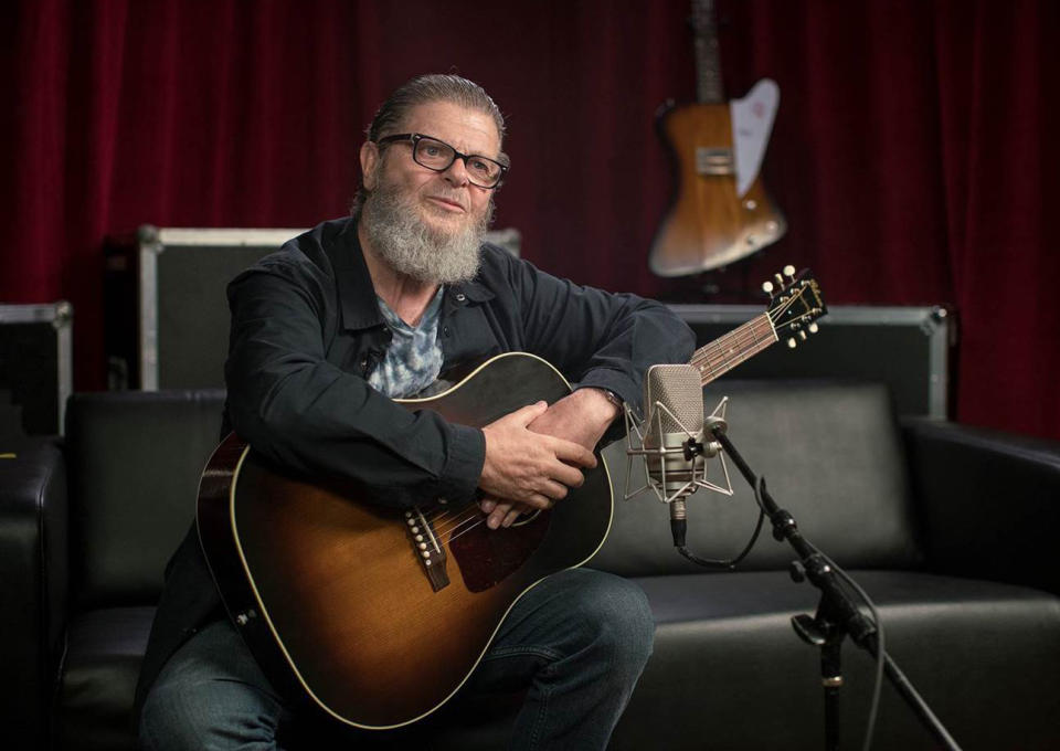 En esta imagen sin fecha, el laureado compositor argentino Gustavo Santaolalla, actualmente nominado al Grammy con su banda Bajofondo en la categoría de mejor álbum latino de rock, música urbana o alternativa por "Aura". La ceremonia de premios será el 31 de enero. (Cesar Guekin vía AP)