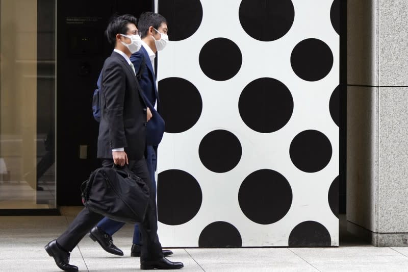 東京街頭戴著口罩的日本上班族。（美聯社）