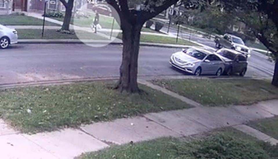 Material del 2 de octubre de 2018 muestra a Kierra Coles llegando a su casa en South Vernon, mientras carga bolsas de compra (Chicago Police)