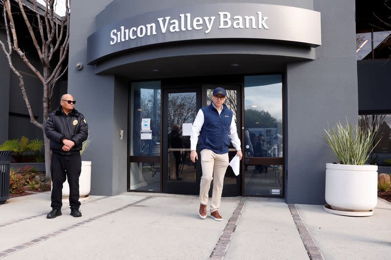 Un cliente sale después de hablar con representantes de la FDIC en el interior de la sede de Silicon Valley Bank en Santa Clara, California