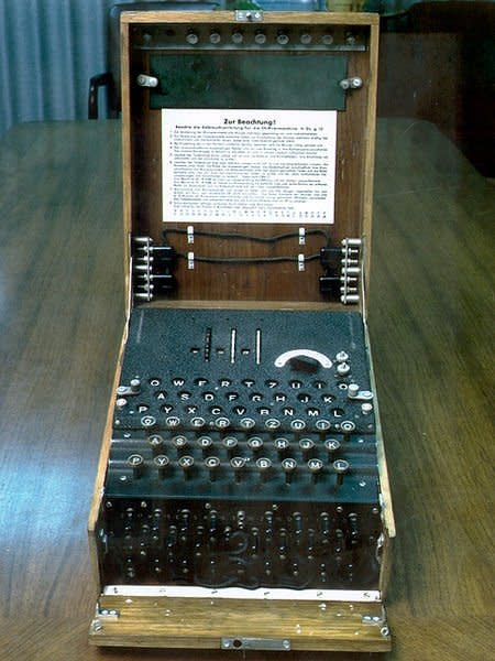 一台德國軍用三旋轉盤恩尼格瑪密碼機的接線板、鍵盤、顯示板和旋轉盤。(Jszigetvari@wikipedia/public domain)