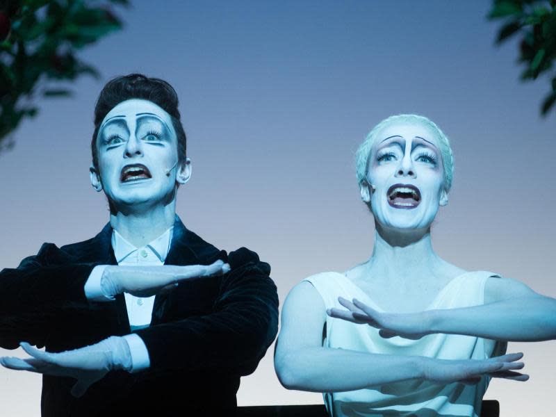 Fabian Stromberger als Faust und Anna von Haebler (Helena) im Berliner Ensemble. Foto: Maurizio Gambarini