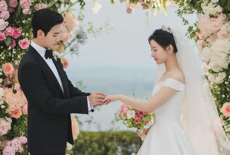 《淚之女王》金秀賢以及金智媛的結婚畫面撞款「迫降CP」。（圖／Netflix提供）