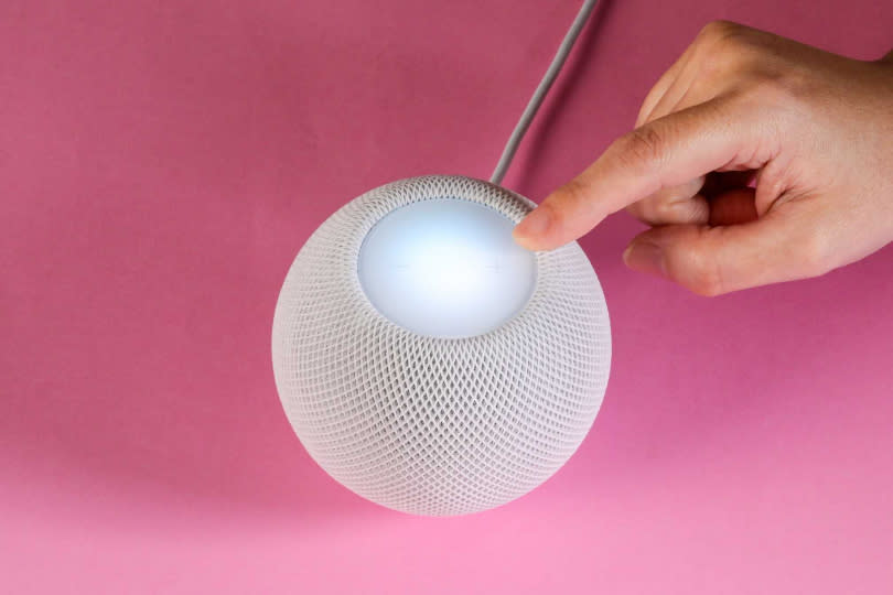 HomePod mini不只能播放音樂，說聲「嘿siri」，可聆聽主人命令，叫它播放新聞、天氣、回答問題皆可。（圖／馬景平攝）