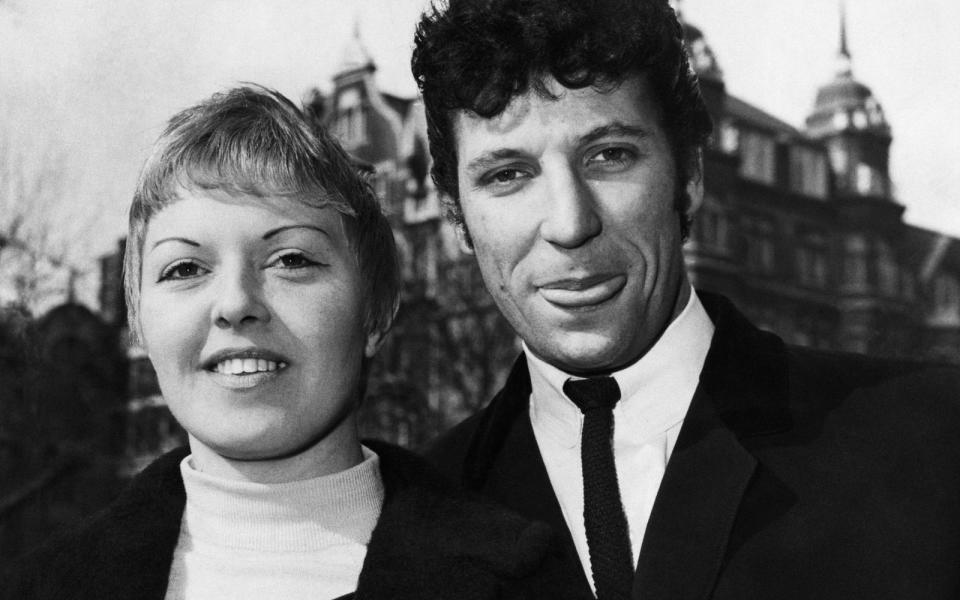 Tom Jones wurde im Lauf seiner Karriere von mehr Frauen abgeknutscht, als er zählen konnte, sein Herz gehörte aber immer nur ihr: Linda Trenchard (Bild). Die beiden lernten sich auf der High School kennen und heirateten bereits 1957 - damals waren beide 16 Jahre alt und Linda schwanger. (Bild: Mirrorpix/Getty Images)