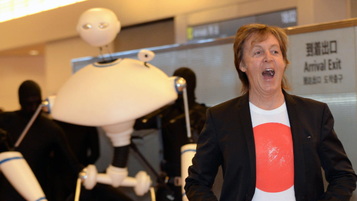  Paul McCartney and a robot 