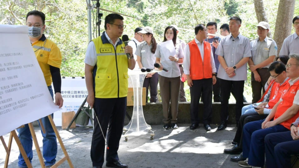 行政院長卓榮泰6/22視察0403地震太魯閣國家公園與中橫公路東段災後復建情形，並在現場聽取報告。行政院提供