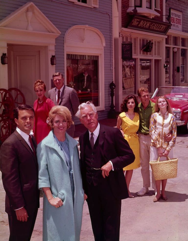 Parte del elenco de La caldera del Diablo, sobre la avenida principal de Peyton Place