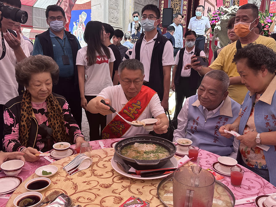 國民黨總統參選人侯友宜（左二），十二日至台南祀典大天后宮上香參拜。（記者陳銀全攝）