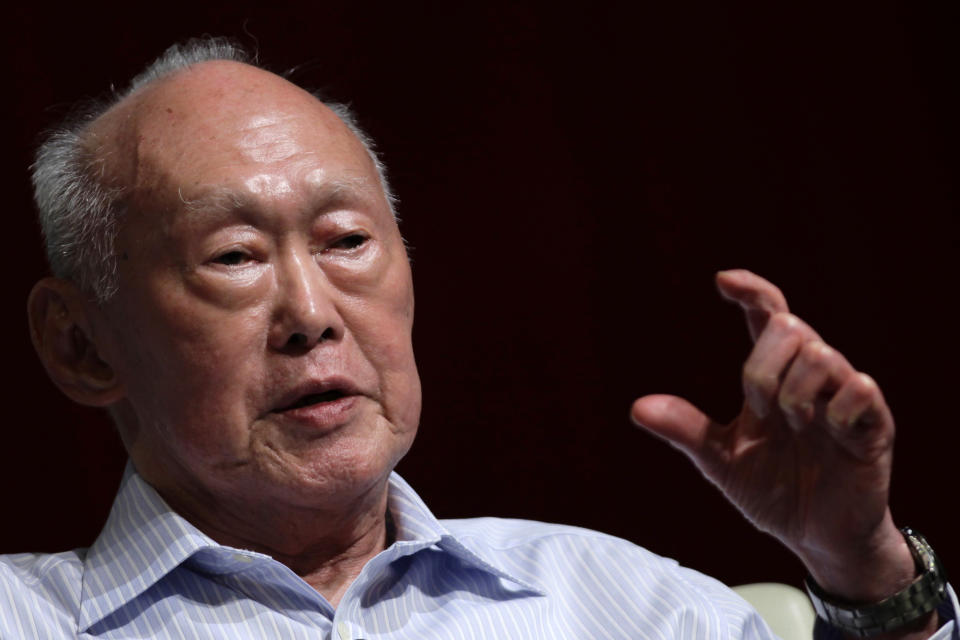 Former Singapore Prime Minister Lee Kuan Yew (LKY) gestures as he speaks during the LKY School of Public Policy 7th anniversary dialogue session in Singapore September 14, 2011.  REUTERS/Tim Chong   (SINGAPORE - Tags: POLITICS HEADSHOT)