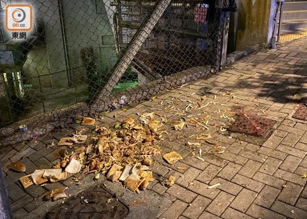 現場行人路遺有不少麵包。(李國健攝)
