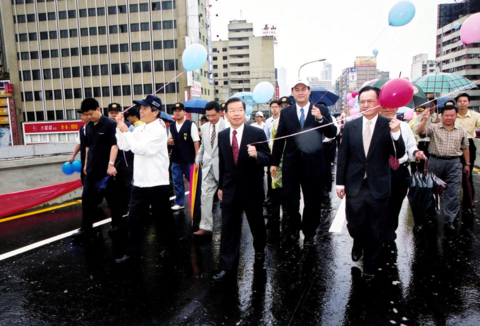 中博高架橋落成通車，時任市長謝長廷(中)帶隊率先走上橋面。   圖：高雄市政府/提供