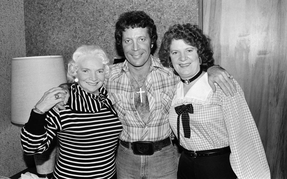 Die Familie spielte für Tom Jones immer eine wichtige Rolle. Das Bild zeigt ihn 1983 backstage mit seiner Mutter Freda (links) und seiner Schwester Sheila. Hier nicht mehr dabei ist Jones' Vater Thomas Woodward, der bereits 1981 starb. (Bild: Mirrorpix/Geoff Wilkinson/Getty Images)