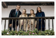 En 2019 también eligieron una fotografía tomada en el Pueblo Ejemplar de Asturias de aquel año para felicitar las fiestas. Sin embargo, en esta felicitación sí que aparecen los reyes con sus hijas. (Foto: Casa de S.M. el Rey via Getty Images)