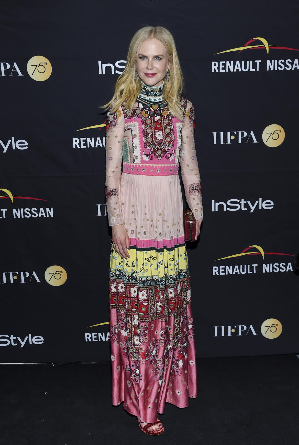 <p>Nicole Kidman gehört zu den mutigeren Fashionistas Hollywoods. Das bewies die Oscar-Preisträgerin auch bei der Premiere ihres Films „The Killing of a Sacred Deer“. Sie wählte ein hochgeschlossenes Maxikleid mit modernem Hippie-Vibe. (Bild: AP Photo) </p>