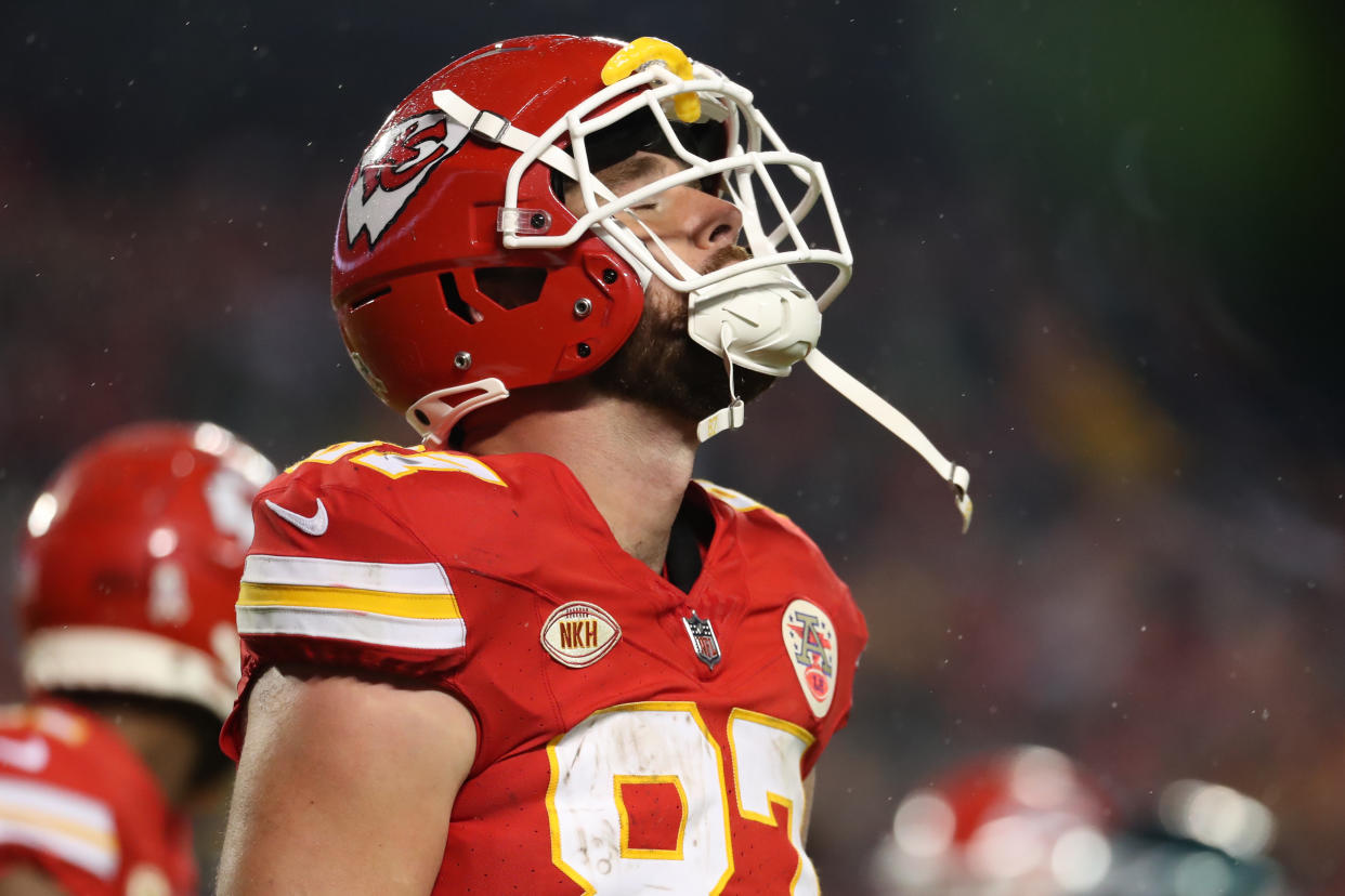 Travis Kelce, ala cerrada de los Kansas City Chiefs, ha visto una baja en sus números dentro del campo cuando Taylor Swift no asiste al estadio. (Photo by Scott Winters/Icon Sportswire via Getty Images)