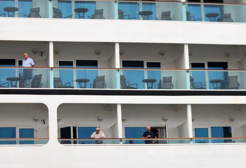 旅行者號郵輪抵澎湖馬公 美國璽寶郵輪所屬「旅行者號（Seabourn Sojourn）」 郵輪22日抵達馬公港，外籍遊客迫不及待在座艙外觀 看。 中央社  113年3月22日 