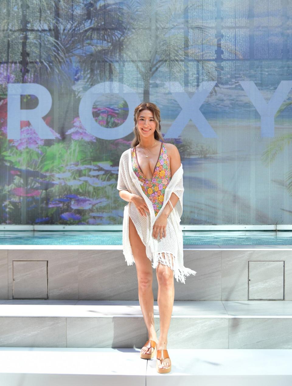穿上品牌最新連身泳裝的瑞瑪席丹展現健康美，泳衣的環保科技材質，及款式剪裁性感又不會走光，令她很滿意。（Roxy提供）