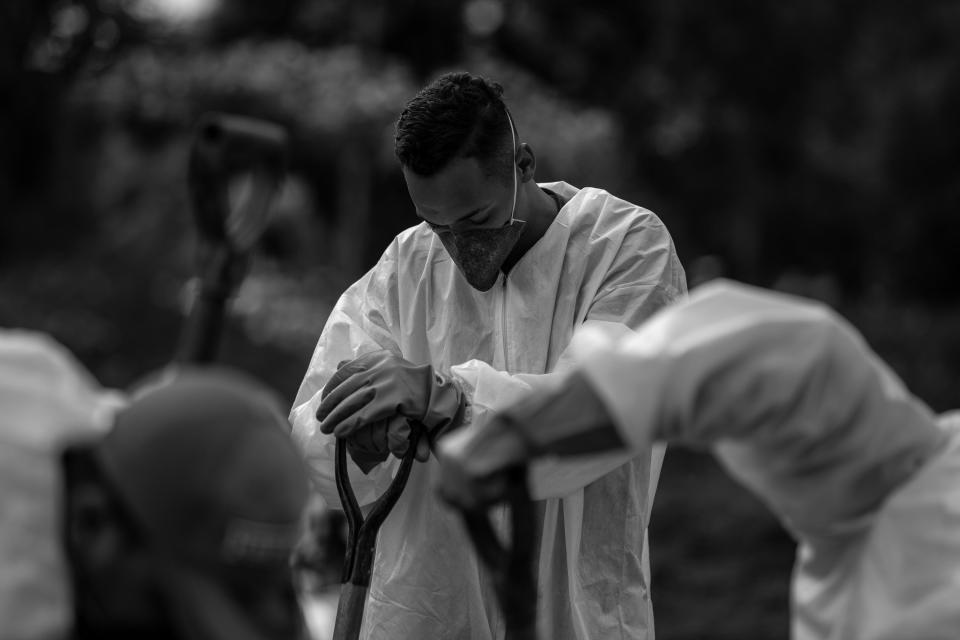 *Arquivo* SÃO PAULO, SP, 27.04.2021 -  Jovem sepultador em cemitério durante a pandemia de Covid-19. (Foto: Mathilde Missioneiro/Folhapress)