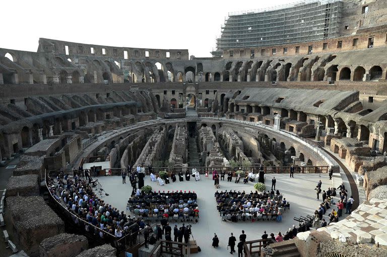 El papa Francisco y los líderes de otros credos en el interior del Coliseo