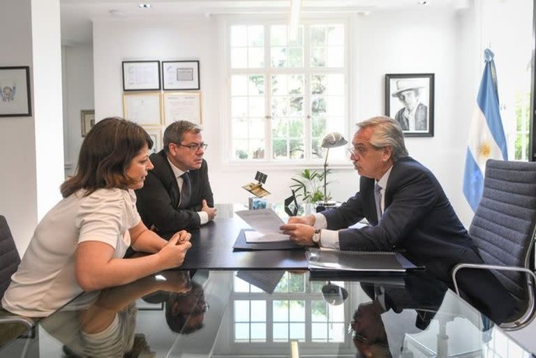 El presidente Alberto Fernández hace entrega de su pedido de juicio político a los jueces de la Corte Suprema