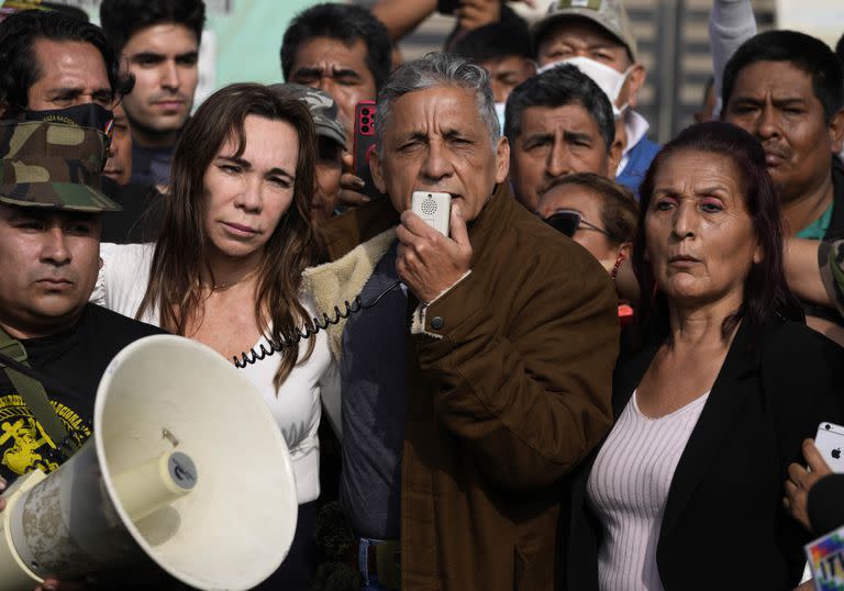 El expresidente Ollanta Humala, ofrece un discurso ante seguidores tras ser liberado de prisión, en las afueras de Lima, Perú, el sábado 20 de agosto de 2022.  (AP Foto/Martin Mejía)