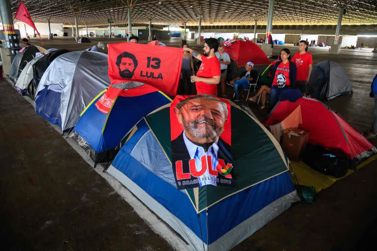 Acampe de seguidores de Lula en el Pabellón de Exhibiciones de Brasilia