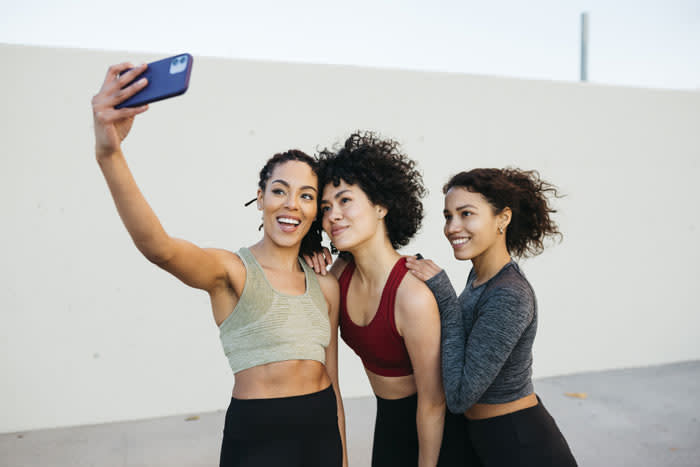 mujeres haciéndose un selfie