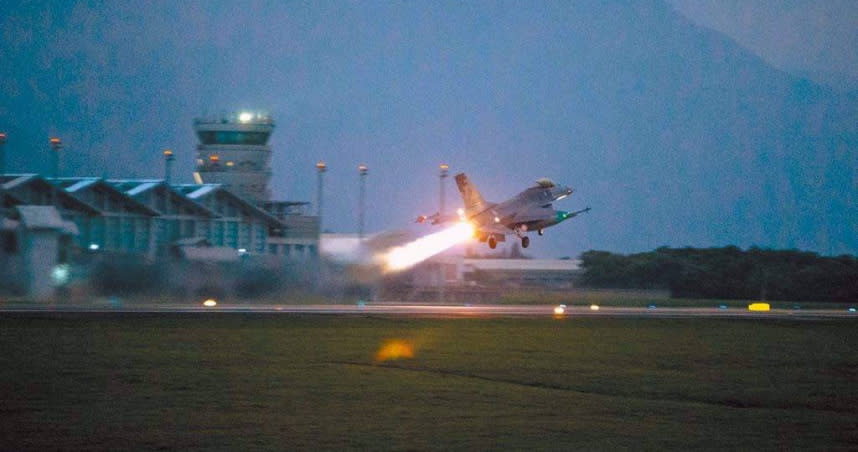 空軍恢復「跨子夜飛行訓練」，引發討論。圖為5聯隊F-16V戰機進行夜航緊急起飛訓練。（示意圖／國防部提供）
