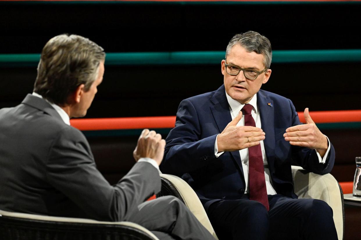 Im Gespräch mit Markus Lanz kritisierte CDU-Politiker Roderich Kiesewetter (rechts): "Keiner redet mehr darüber, wie furchtbar brutal die Hamas vorging." (Bild: ZDF / Markus Hertrich)