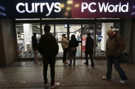 People wait outside a Currys PC World shop before the early opening of the Black Friday sales on Tottenham Court Road in London, November 27, 2015. REUTERS/Suzanne Plunkett